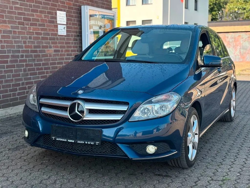 Mercedes-Benz B 180