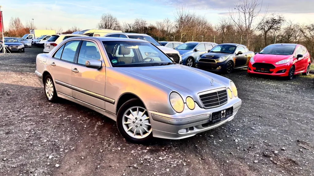 Mercedes-Benz E 240