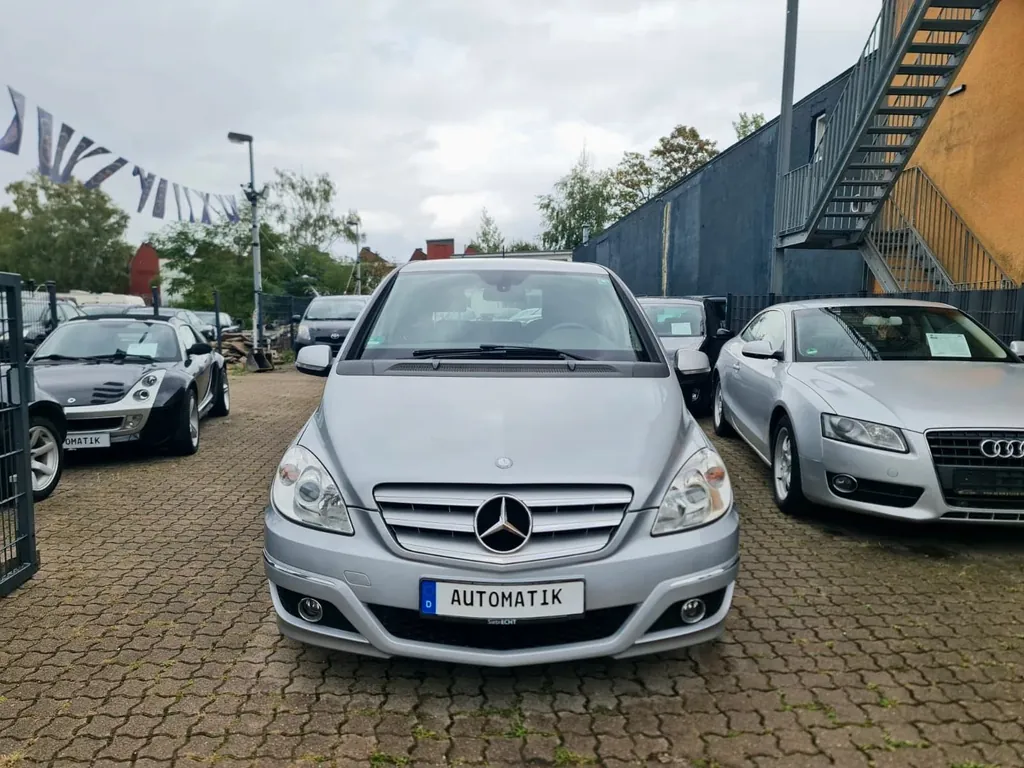 Mercedes-Benz B 180