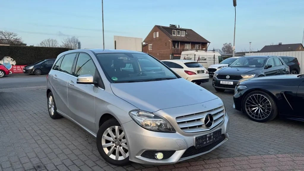 Mercedes-Benz B 180