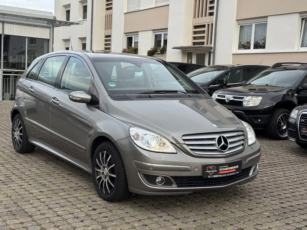 Mercedes-Benz B 180