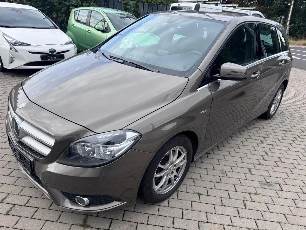 Mercedes-Benz B 180