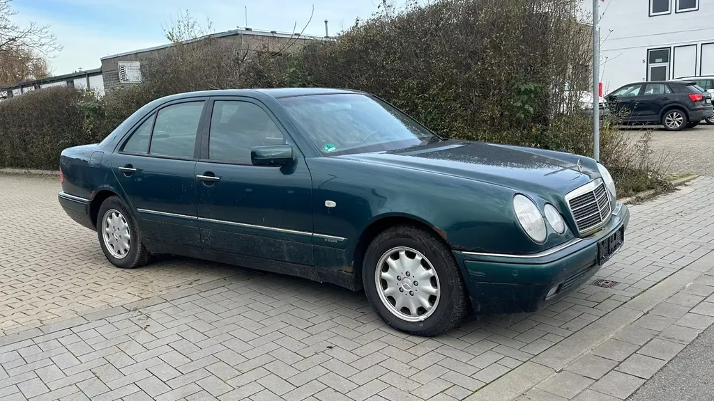 Mercedes-Benz E 230