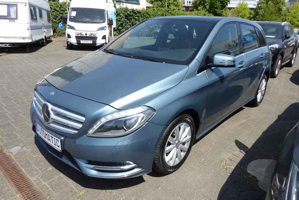 Mercedes-Benz B 180