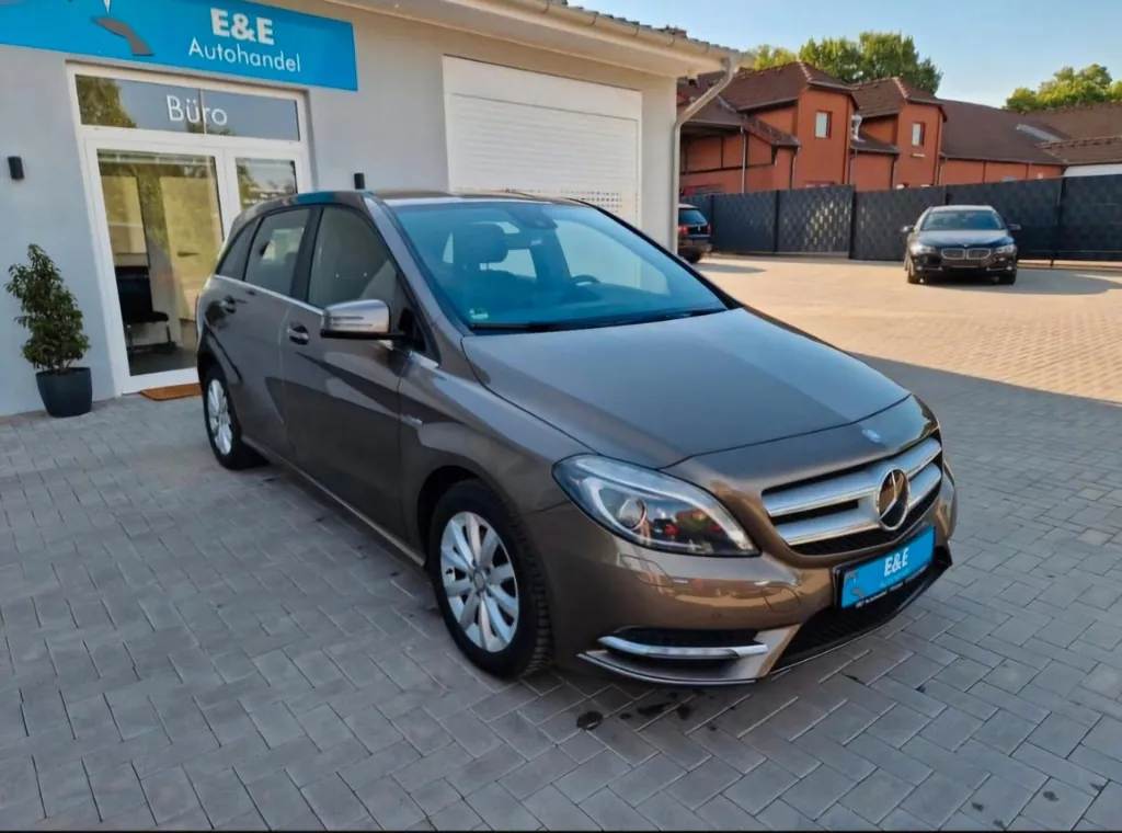 Mercedes-Benz B 180