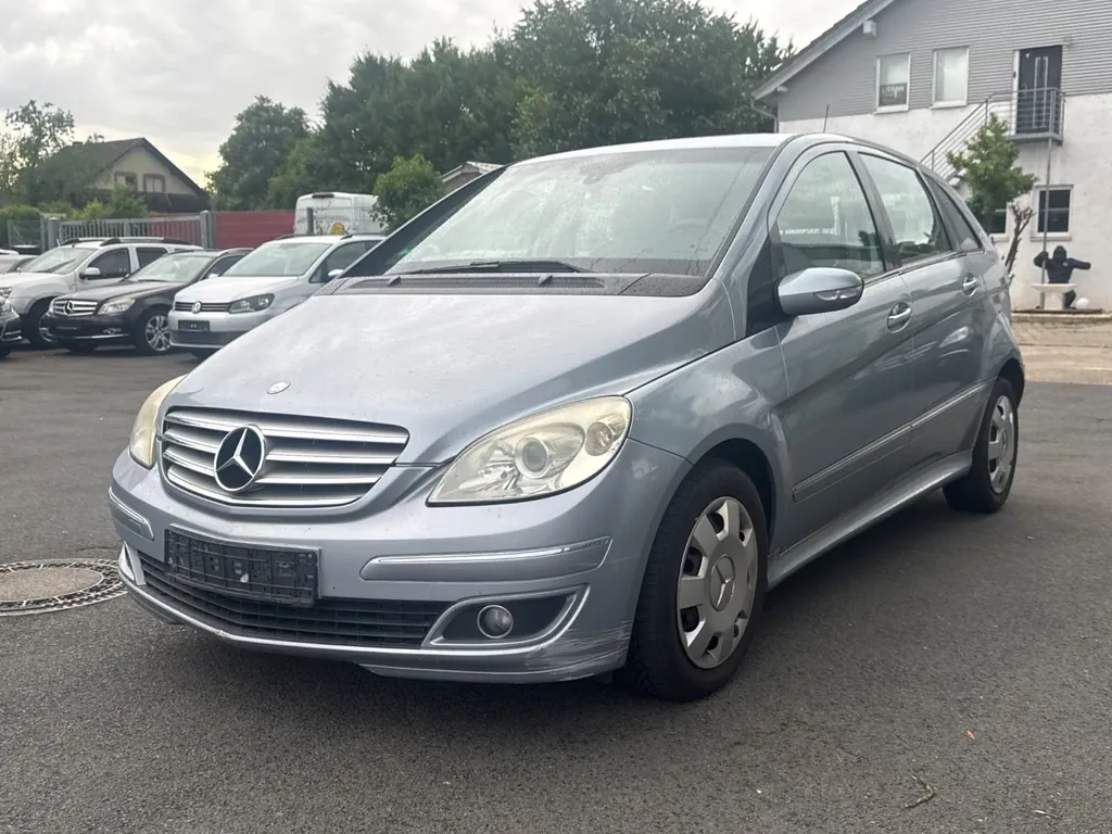 Mercedes-Benz B 180
