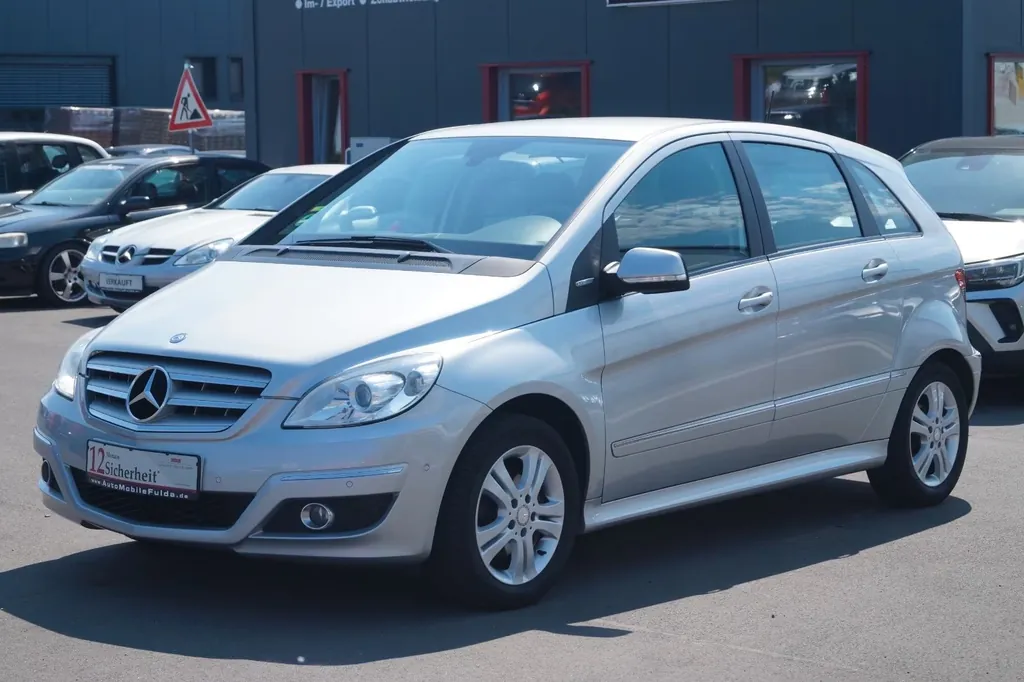 Mercedes-Benz B 180