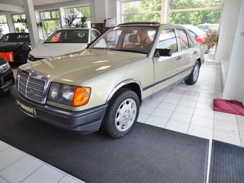 Mercedes-Benz E 230