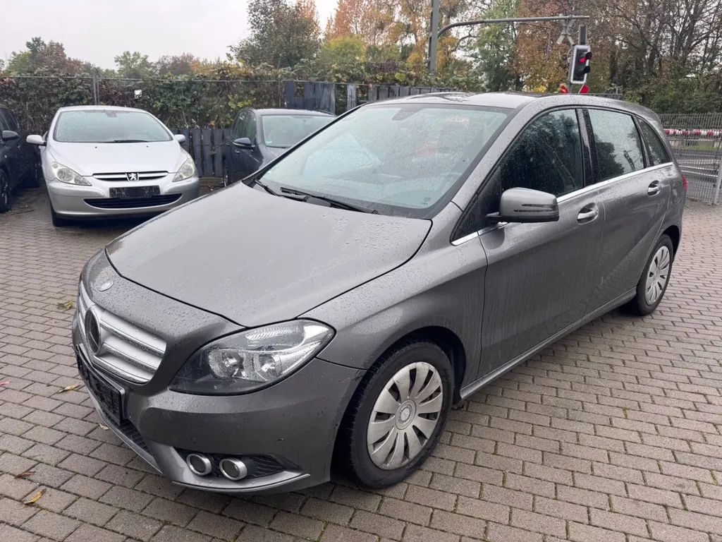 Mercedes-Benz B 180
