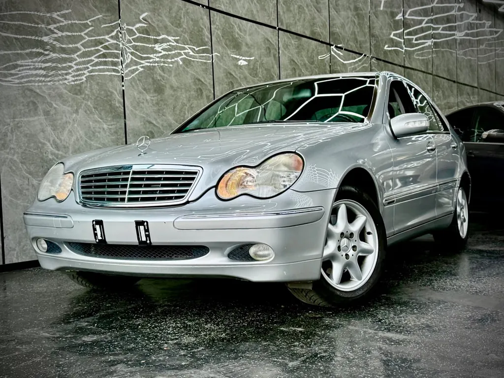 Mercedes-Benz C 240